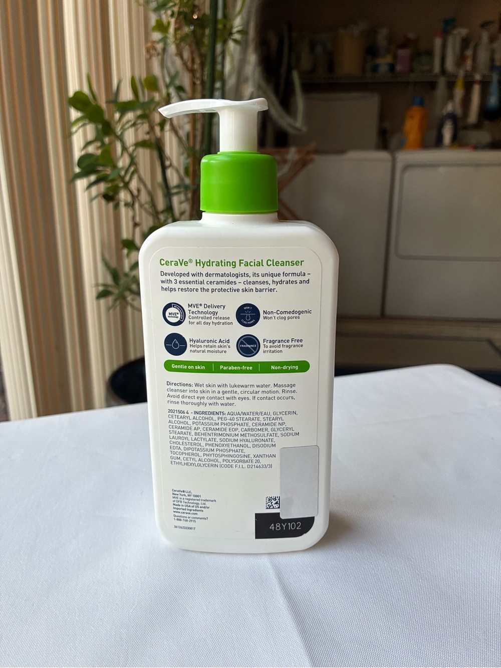 CeraVe Hydrating Facial Cleanser — White & Green - Picture 2 of 3